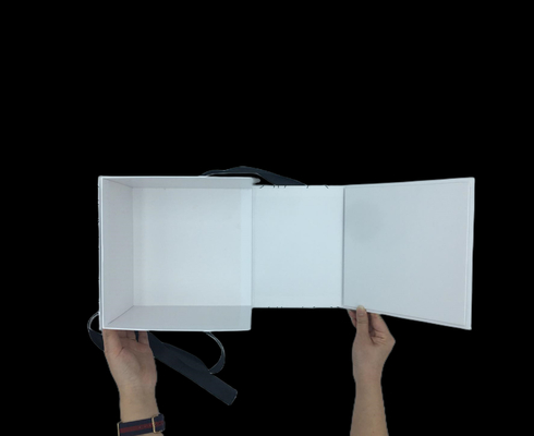 通されたリボンの二重入り口の半分の折目の落書きのクリスマスのギフト用の箱の卵の包装