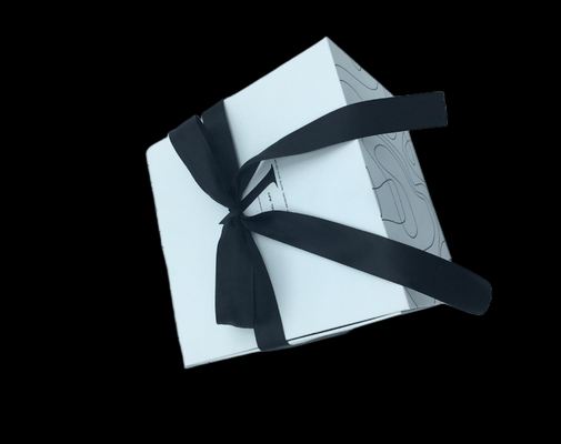 通されたリボンの二重入り口の半分の折目の落書きのクリスマスのギフト用の箱の卵の包装