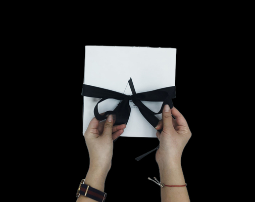 通されたリボンの二重入り口の半分の折目の落書きのクリスマスのギフト用の箱の卵の包装