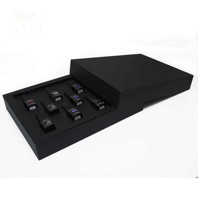贅沢なマニキュア包装箱はマットの黒いハンドメイドの注文のロゴの磁石の閉鎖箱を置いた